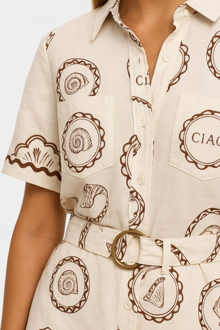 Camiseta Seashell Mono con Detalle de Concha Veraniega