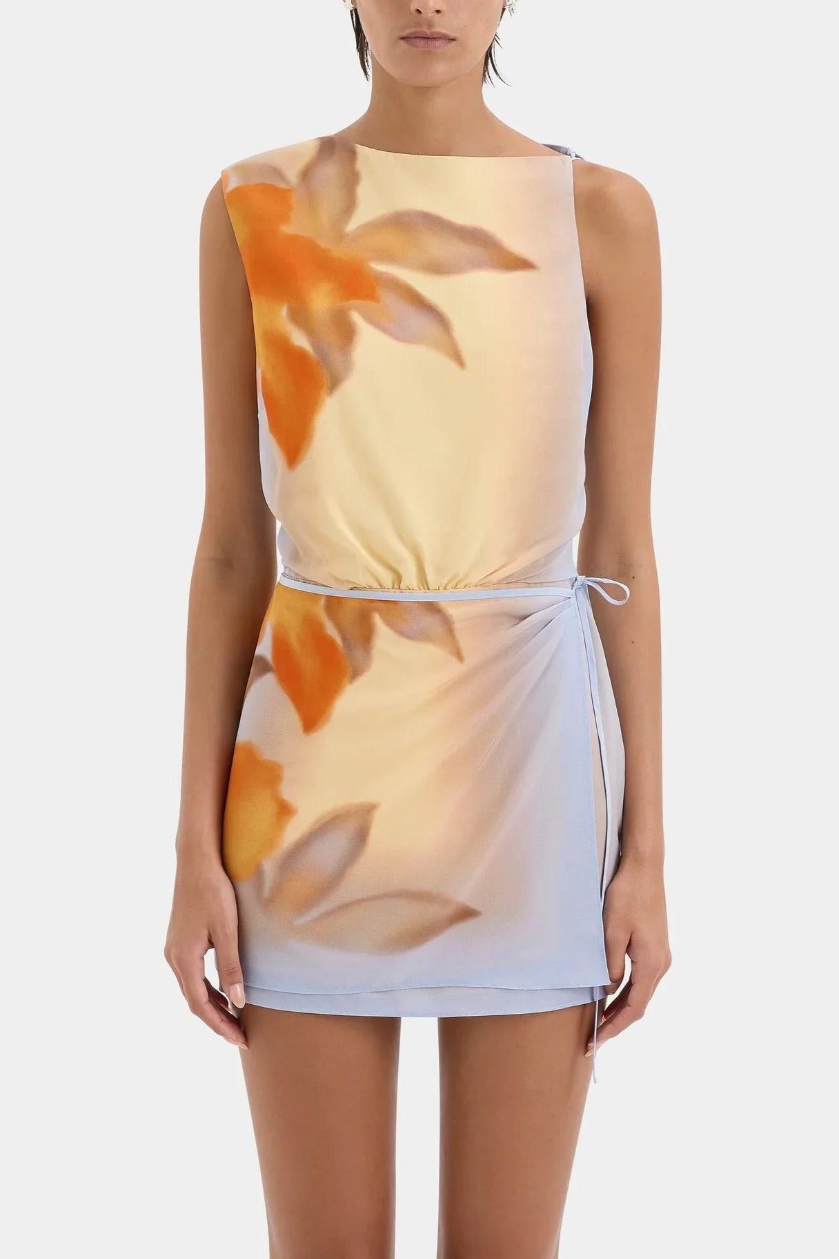 Vestido Mini Floral Serene con Ombré y Escote Juguetón