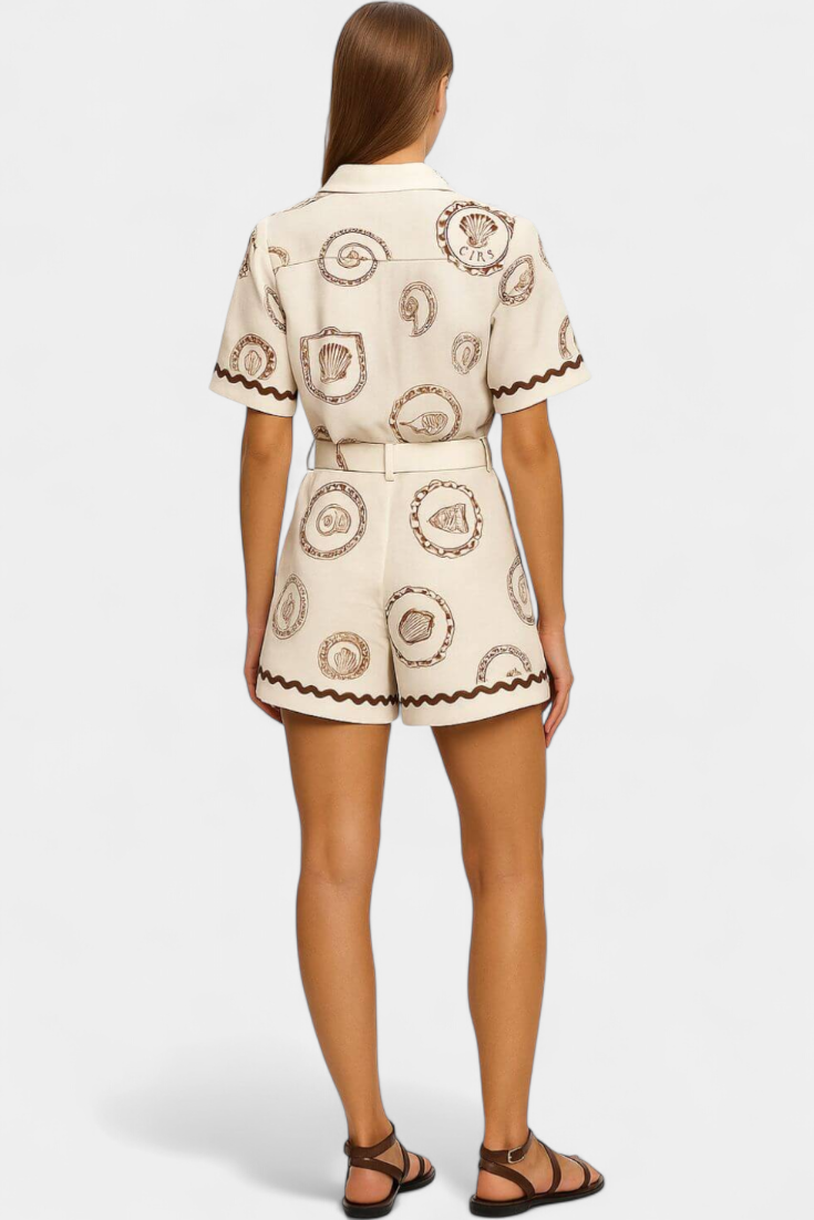 Camiseta Seashell Mono con Detalle de Concha Veraniega