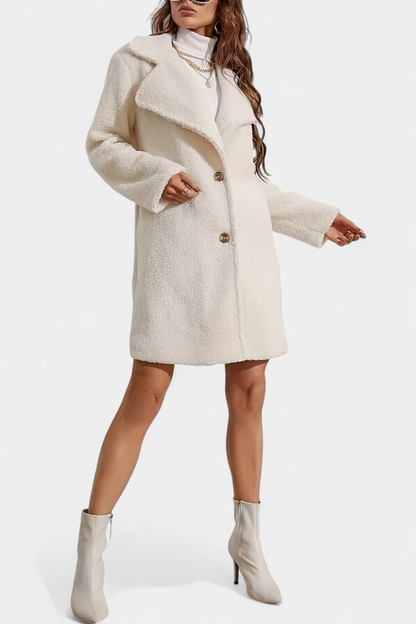 Abrigo Lyra Silueta Estilizada Con Botones Minimalistas
